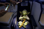 Пассажиров первого класса самолета в стиле «Звездных войн» встречал плюшевый магистр Йода