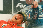 Михаэль Шумахер и английский автогонщик, чемпион мира в классе Формула-1 1996 года Деймон Хилл
