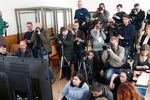 Представители средств массовой информации смотрят трансляцию оглашения приговора украинской военнослужащей Надежде Савченко, обвиняемой в причастности к гибели журналистов ВГТРК в Донбассе, из зала заседаний Донецкого областного суда