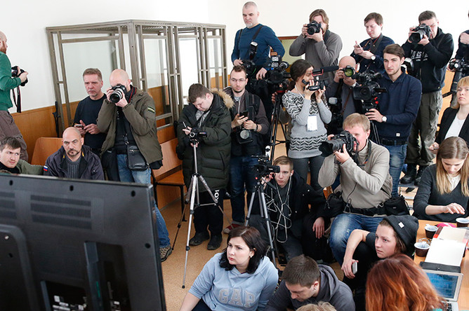 Представители средств массовой информации смотрят трансляцию оглашения приговора украинской военнослужащей Надежде Савченко, обвиняемой в причастности к гибели журналистов ВГТРК в Донбассе, из зала заседаний Донецкого областного суда