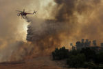 Пожарный вертолет во время лесного пожара в Ориндже, Калифорния, 9 октября 2017 года