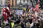 Жители на акции протеста во время марша легионеров Waffen SS в Риге, 16 марта 2019 года