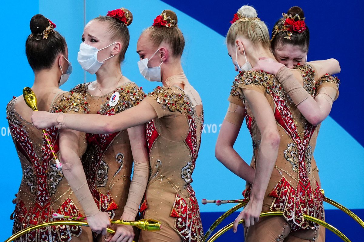 Российские спортсменки, члены сборной России после выполнения упражнений с тремя обручами и двумя парами булав в финале соревнований групп по художественной гимнастике на XXXII летних Олимпийских играх в Токио