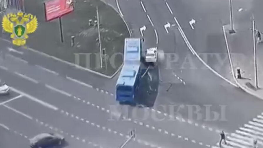 В Москве водитель каршеринга устроил ДТП с автобусом и сбежал с места аварии