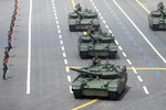 Танк Т-80БВМ на Красной площади в Москве на военном параде, посвященном 80-летию Победы в Великой Отечественной войне, 09 мая 2025 года