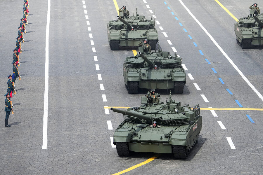 Танк Т-80БВМ на&nbsp;Красной площади в&nbsp;Москве на&nbsp;военном параде, посвященном 80-летию Победы в&nbsp;Великой Отечественной войне, 09&nbsp;мая 2025&nbsp;года