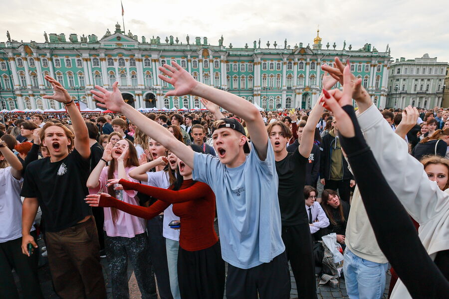 Выпускники на&nbsp;Дворцовой площади во время ежегодного праздника &laquo;Алые паруса&raquo; в&nbsp;Санкт-Петербурге, 28&nbsp;июня 2025&nbsp;года