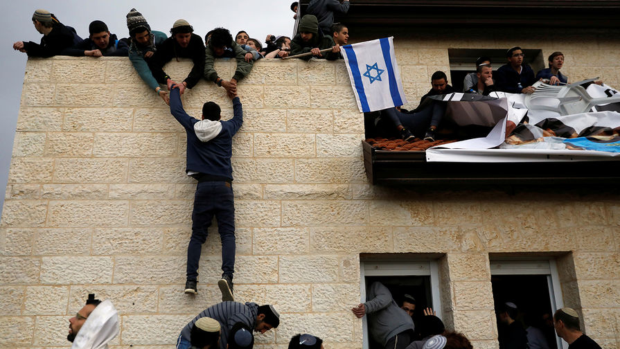 Протестующие на&nbsp;крыше дома перед&nbsp;его выселением силами израильских сил безопасности, 28&nbsp;февраля 2017&nbsp;года