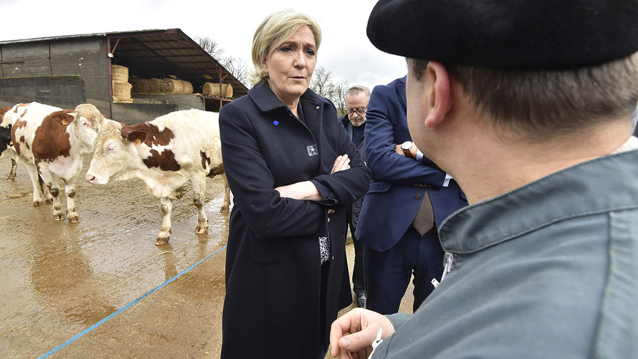 Лидер «Национального фронта» Марин Ле Пен во время посещения фермы в коммуне Камб, 4 марта 2017 года
