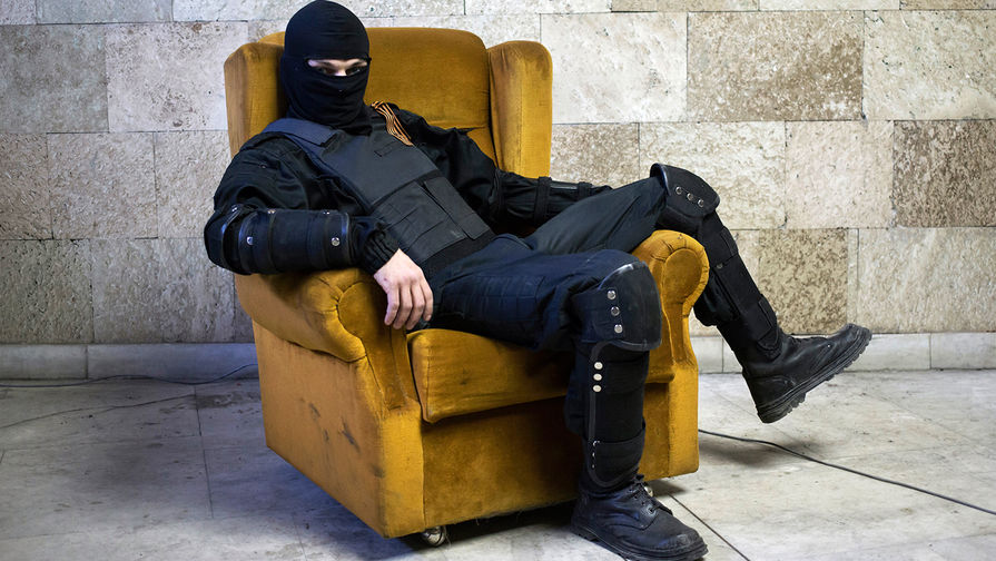 Пророссийский активист в здании администрации Донецка, апрель 2014 года