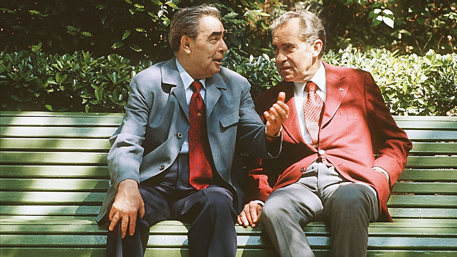 Генеральный секретарь ЦК КПСС Леонид Брежнев и президент США Ричард Никсон между переговорами в резиденции советского лидера в Ялте, 1974 год