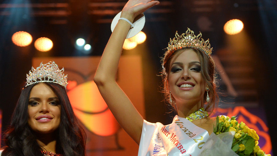 Вторая вице-мисс Москва Орнелла Шигапова и мисс Москва Оксана Воеводина во время конкурса красоты «Мисс Москва», июнь 2015 года