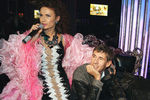 Актриса Эвелина Бледанс в ресторане «Дорффман» на презентации своего альбома «Главное - любить» в Москве. Справа - актер Алексей Панин, 2009 год 