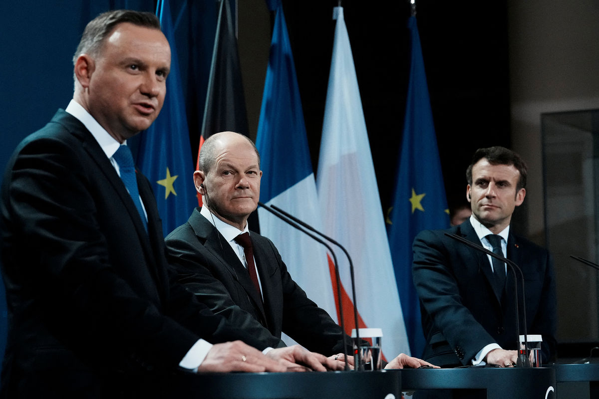 Канцлер Германии Олаф Шольц, президент Польши Анджей Дуда и президент Франции Эммануэль Макрон на совместной пресс-конференции перед встречей Веймарского треугольника для обсуждения продолжающегося украинского кризиса, Берлин, Германия, 8 февраля 2022 года