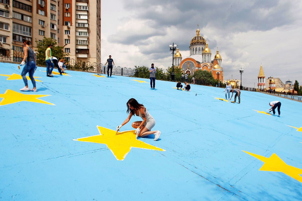 Жители Киева рисуют флаг Евросоюза в центре города, 2017 год