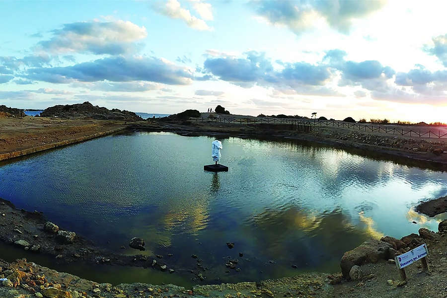 Искусственное озеро на острове-городе Мотия после раскопок