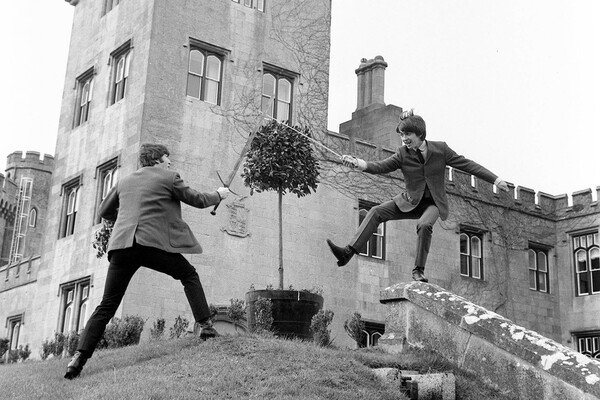 Джон Леннон и Джордж Харрисон в&nbsp;ирландском замке Дромоленд, 1964&nbsp;год