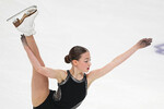 Софья Важнова выступает с короткой программой в соревнованиях среди женщин на чемпионате России по фигурному катанию в Челябинске