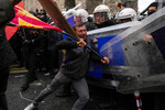 Столкновения демонстрантов и полицейских во время праздничного шествия в День труда в Стамбуле, Турция, 1 мая 2024 года