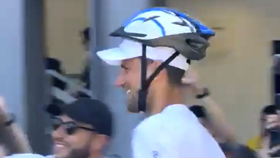 Джокович вышел раздавать автографы в шлеме после того, как ему попали бутылкой по голове
