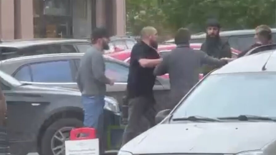 В центре Екатеринбурга засняли потасовку неизвестных со стрельбой