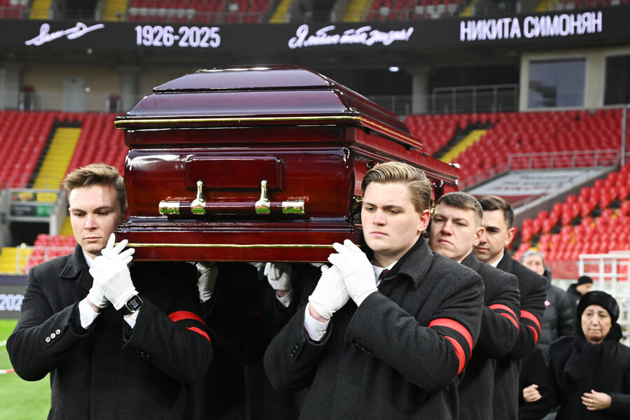 Вынос гроба с&nbsp;телом олимпийского чемпиона 1956&nbsp;года в&nbsp;составе сборной СССР по&nbsp;футболу Никиты Симоняна на&nbsp;церемонии прощания на&nbsp;стадионе &laquo;Лукойл Арена&raquo; в&nbsp;Москве, 27&nbsp;ноября 2025&nbsp;года