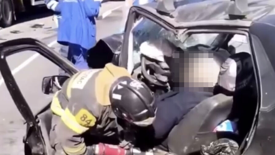 Видео: в Подмосковье спасателям пришлось распиливать авто, чтобы спасти мужчину