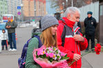 Жители Москвы возлагают цветы к посольству Франции в Москве в память о погибших в результате серии террористических атак в Париже