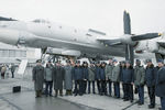 Российские и американские летчики под крылом стратегического бомбардировщика «ТУ-95» во время празднования 50-летия дальней авиации, 11 марта 1992 г.