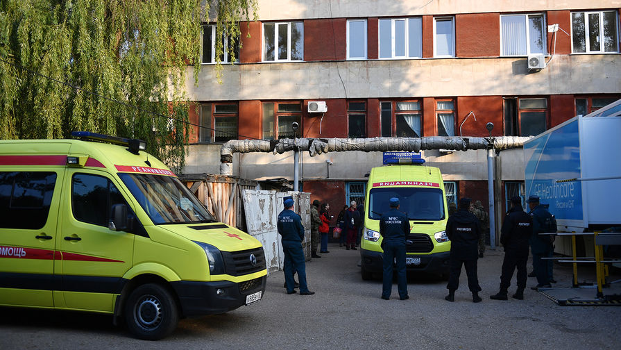 Автомобили скорой помощи у Керченской больницы № 1 имени Н. И. Пирогова после стрельбы в Керченском политехническом колледже, 18 октября 2018 года