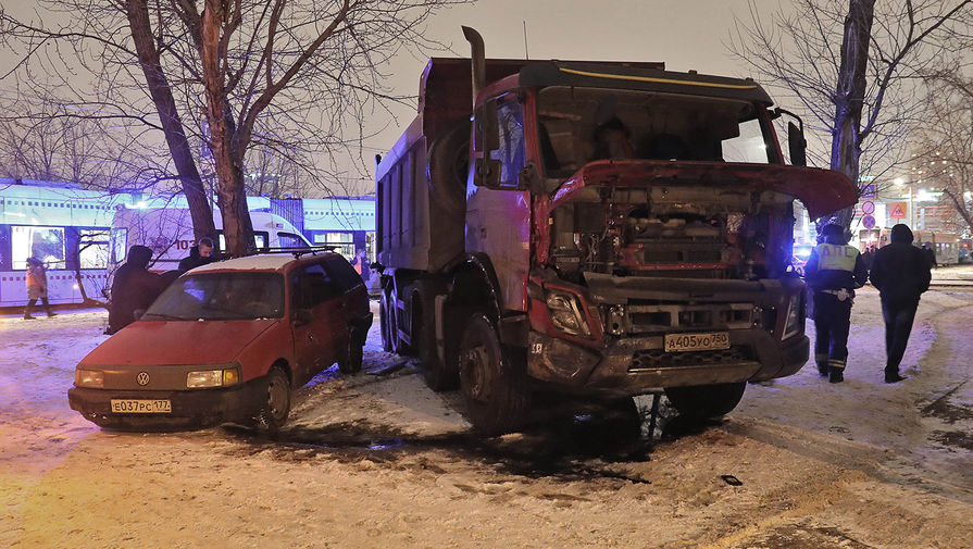 Последствия ДТП с&nbsp;трамваем и грузовиком в&nbsp;Москве, 30 декабря 2019 года
