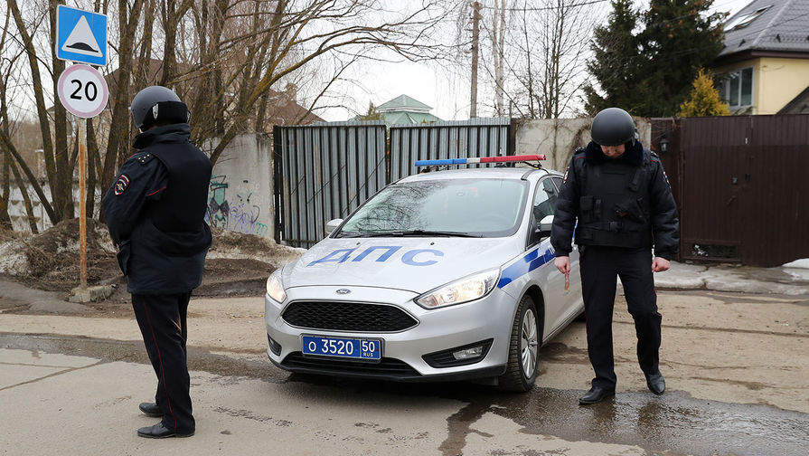 Сотрудники правоохранительных органов в коттеджном поселке «Новые Вешки», где мужчина забаррикадировался в одном из частных домов и открыл стрельбу по силовикам, 30 марта 2021 года