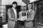 <b>Macintosh 128K (1984)</b><br><br>
Первый персональный компьютер Apple семейства Macintosh, в комплекте с которым шли мышь и клавиатура. Именно эта модель презентовалась в культовой рекламе компании «1984», показанной во время «Супербоула» в 1984 году. На фото Стив Джобс с Apple Macintosh в 1985 году