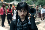 <b>«Уэнздей» (Wednesday) — 2 сезон (1 часть), созд. Альфред Гоф и Майлз Миллар</b>
<br><br>
<b>Где и когда смотреть:</b> с 6 августа на Netflix
<br><br>
Продолжение хитового фэнтези из вселенной «Семейки Аддамс» со звездой новых «Криков» Дженной Ортегой в главной роли. Во втором сезоне Уэнздей возвращается в академию «Невермор», где сталкивается с новой угрозой и должна предотвратить смерть своей подруги Энид (Эмма Майерс). Как и в прошлый раз, режиссером четырех серий выступил Тим Бертон. Подробнее о первом сезоне «Уэнздей» мы писали <a href=