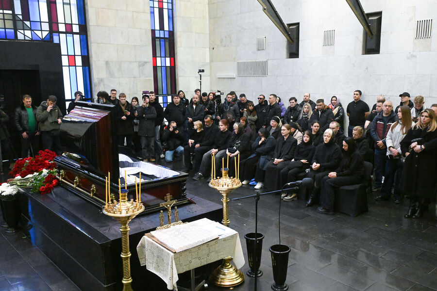 Люди на&nbsp;церемонии прощания с&nbsp;актером Романом Поповым в&nbsp;Центральной клинической больнице (ЦКБ) в&nbsp;Москве, 1&nbsp;ноября 2025&nbsp;года