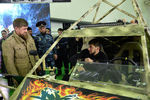 Глава Чеченской Республики Рамзан Кадыров (слева) осматривает военные багги на Аргунском заводе «Чеченавто»