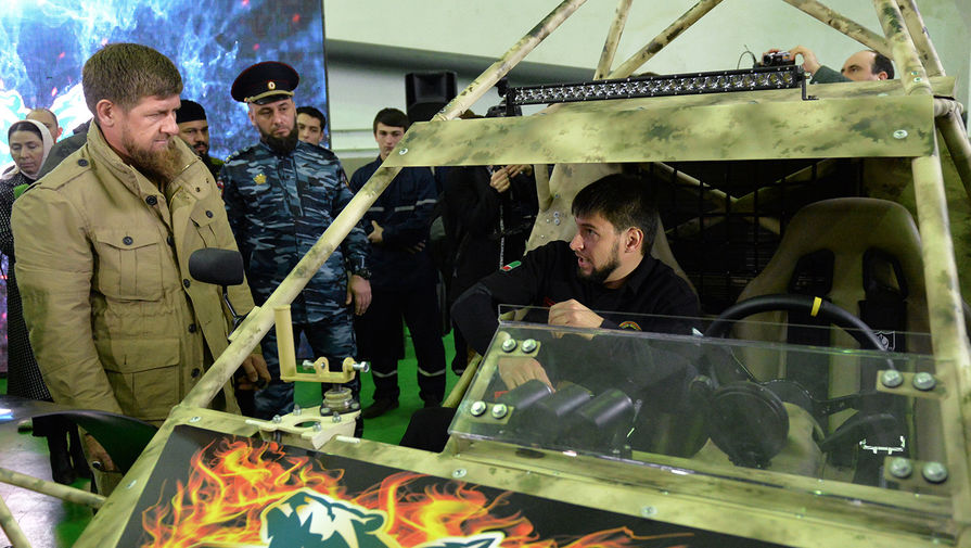 Глава Чеченской Республики Рамзан Кадыров (слева) осматривает военные багги на&nbsp;Аргунском заводе &laquo;Чеченавто&raquo;