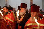 Священнослужители с Благодатным огнем из Иерусалима во время праздничного пасхального богослужения в Кафедральном соборе Александра Невского в Симферополе