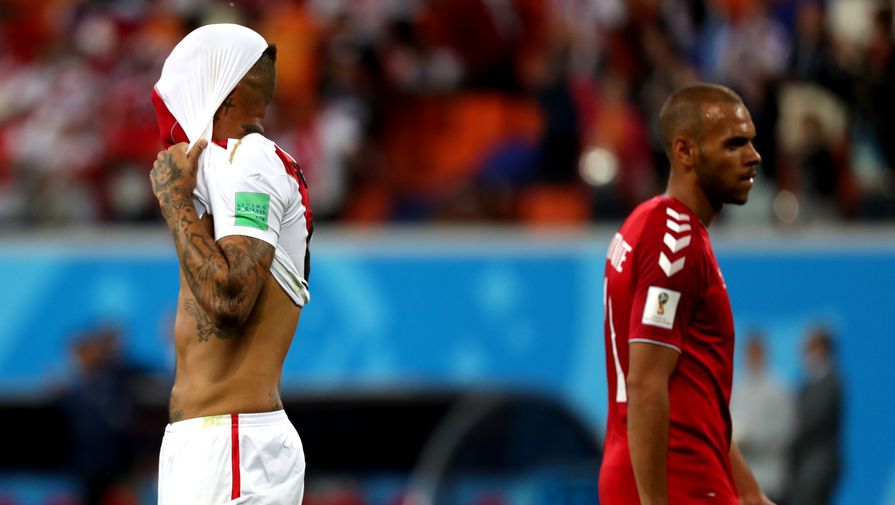 Футболисты сборных Перу и Дании после матча чемпионата мира — 2018