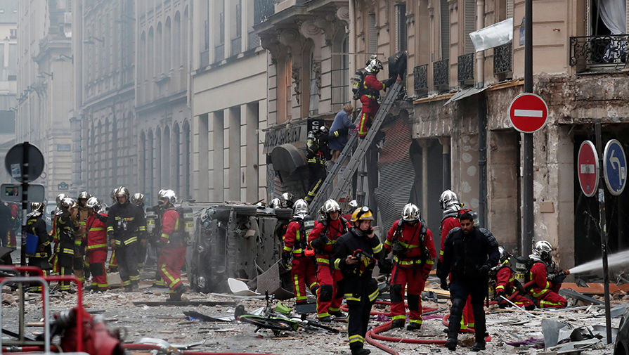 Пожарные на месте взрыва в пекарне на улице Тревизе, Париж, 12 января 2018 года