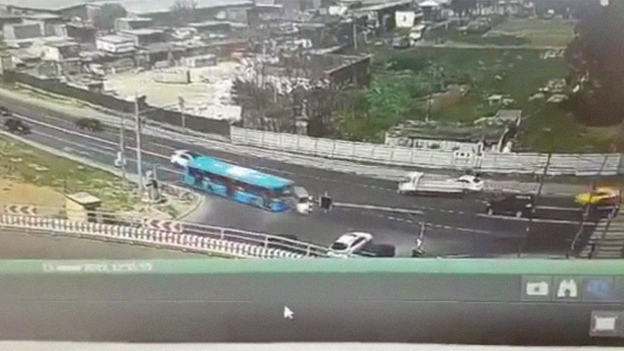Момент аварии с&nbsp;участием рейсового автобуса в&nbsp;ТиНАО, 13 июня 2019 года