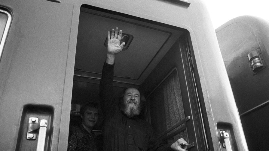 Писатель Александр Солженицын по&nbsp;пути следования из&nbsp;Владивостока в&nbsp;Москву проездом в&nbsp;Чите. 