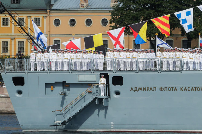 Моряки на борту фрегата «Адмирал флота Касатонов» во время главного военно-морского парада в честь Дня Военно-Морского Флота России в акватории реки Невы, 28 июля 2019 года