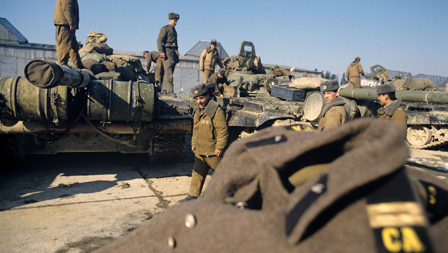 Солдаты готовят бронетанковую технику к&nbsp;погрузке на&nbsp;железнодорожный состав во время вывода войск из&nbsp;Чехословакии, февраль 1990 года