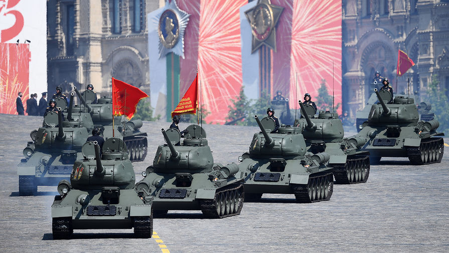 Танки Т-34-85 во время генеральной репетиции военного парада в честь 75-летия Победы в Великой Отечественной войне в Москве, 20 июня 2020 года