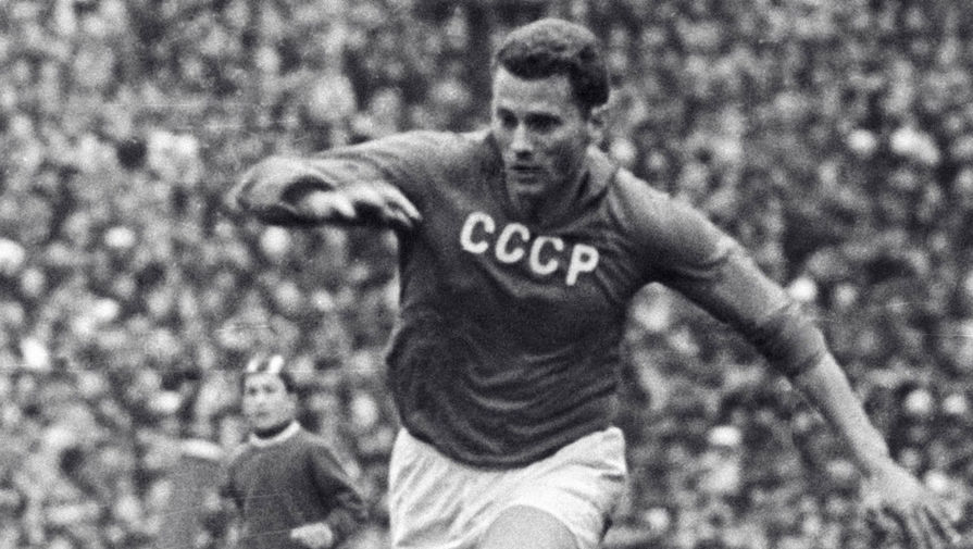 Центральный нападающий сборной команды СССР по футболу Виктор Понедельник, 1963 год