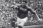 Центральный нападающий сборной команды СССР по футболу Виктор Понедельник, 1963 год
