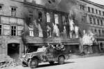 Советские разведчики 1-го гвардейского механизированного корпуса на одной из улиц Вены во время наступательной операции Красной Армии в ходе Второй мировой войны, апрель 1945 года