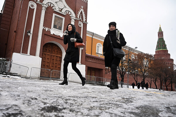 Женщины идут по&nbsp;Красной площади во время ледяного дождя в&nbsp;Москве, 22&nbsp;ноября 2022&nbsp;года