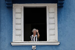Пожилая женщина машет рукой из окна во время церемонии прощания с Пеле, 2 января 2023 года